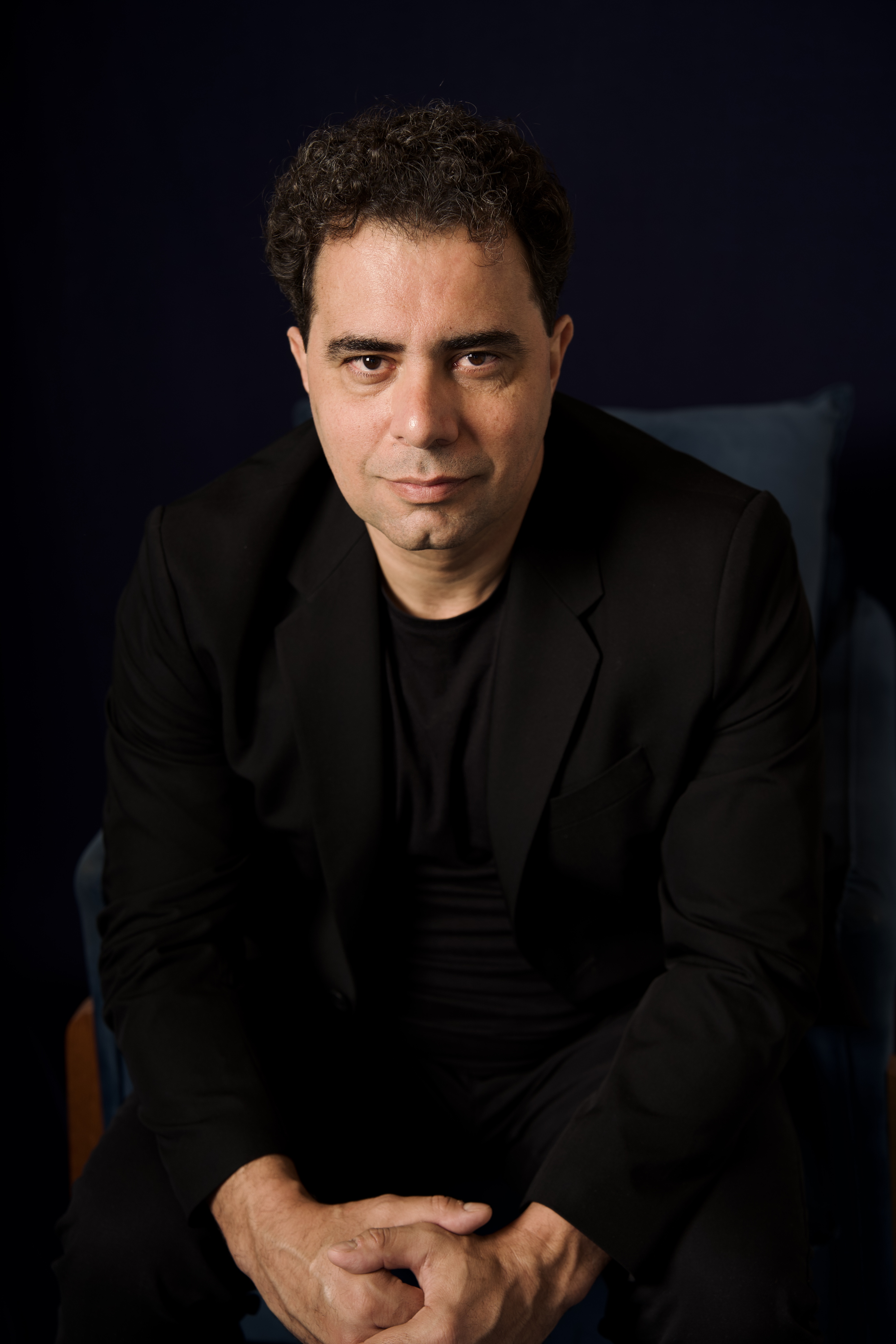 Marcelo Maciel sentado